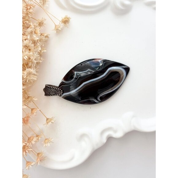 Black & White Marquise Shaped Banded Agate Crystal Silver Toned Vintage Pendant - Picture 9 of 9
